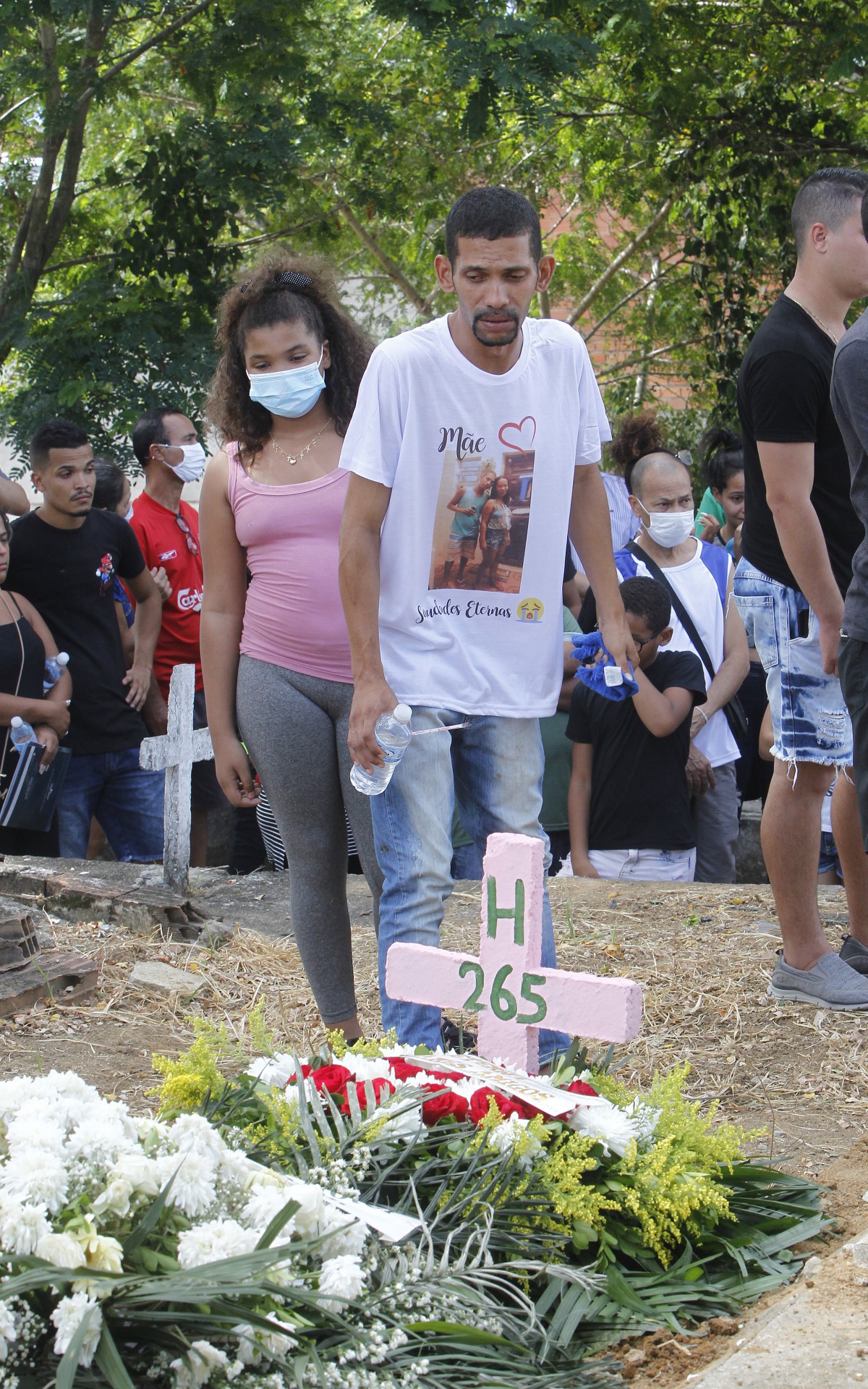 Geral - Enterro de Geisa Celeste Correa de Souza, de 48 anos, vitima de bala perdida em Belfordo Roxo, na baixada fluminense. O sepultamento foi no Cemiterio Municipal de Belford Roxo (Cemiterio da Solidao), na tarde de hoje. Na foto, Leonardo Marcos Correa de Souza, filho da vitima.