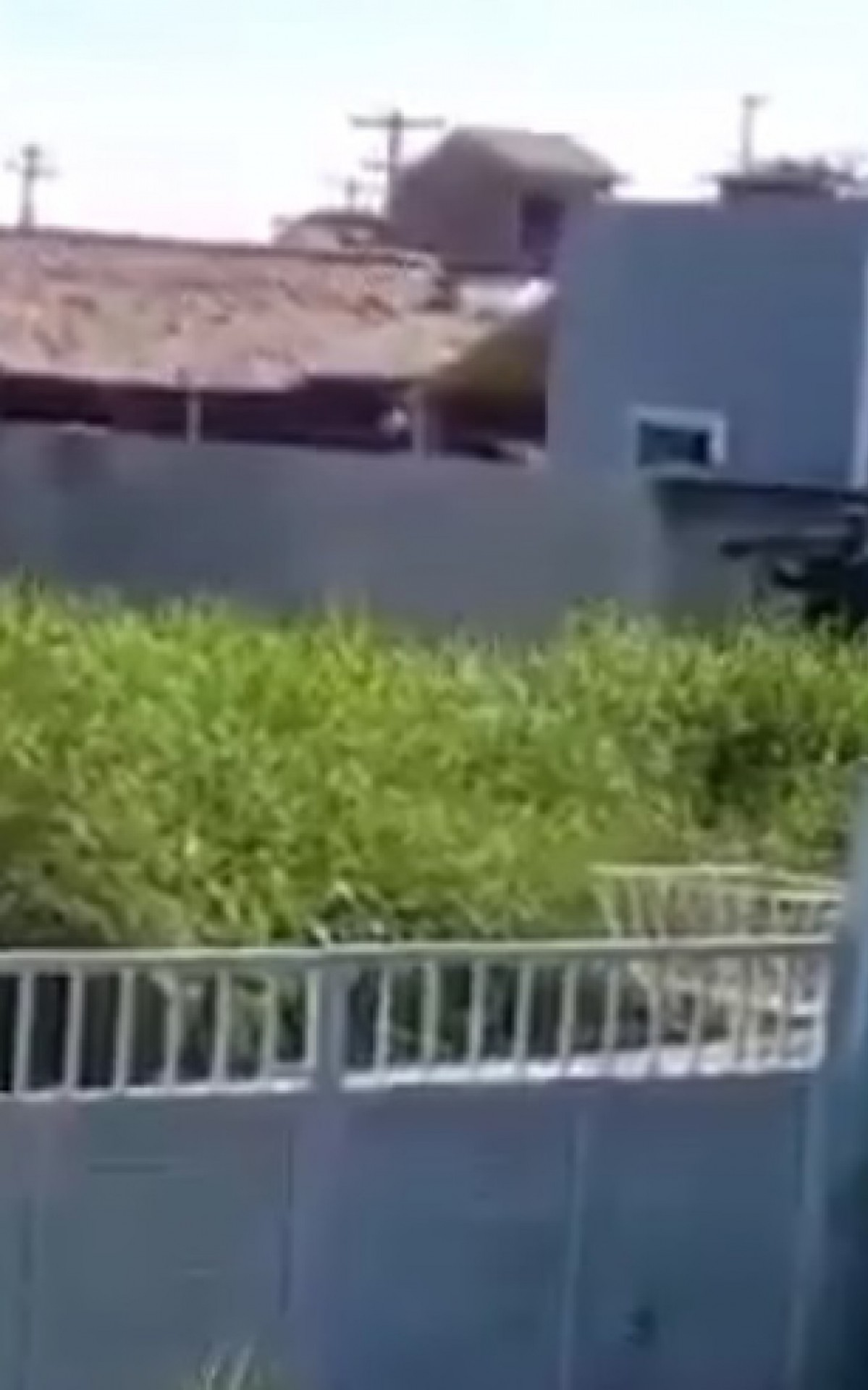Vídeo mostra abordagem e troca de tiros que resultou na morte de dois suspeitos de tráfico em São Pedro da Aldeia