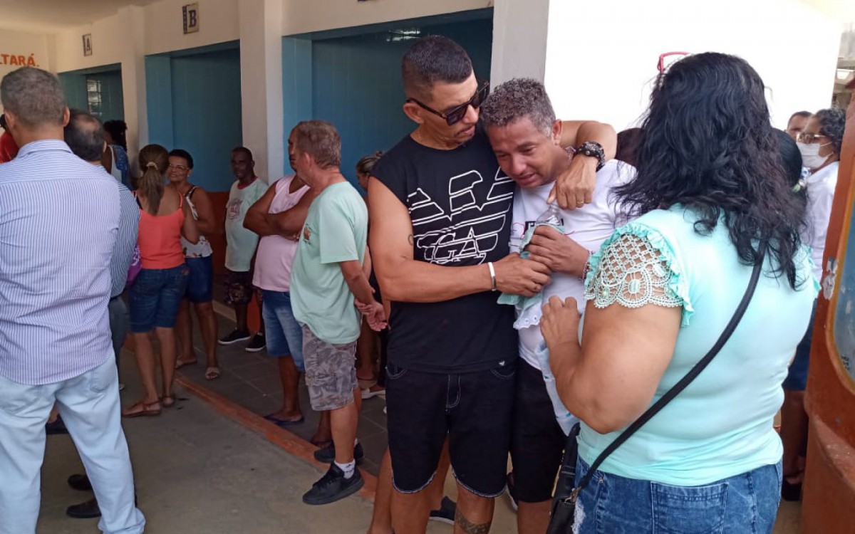  O corpo de Geisa Celeste Correa de Souza, de 48 anos, morta ap&oacute;s ser atingida por um tiro dentro de casa, em Belford Roxo, foi enterrado neste s&aacute;bado (19) 