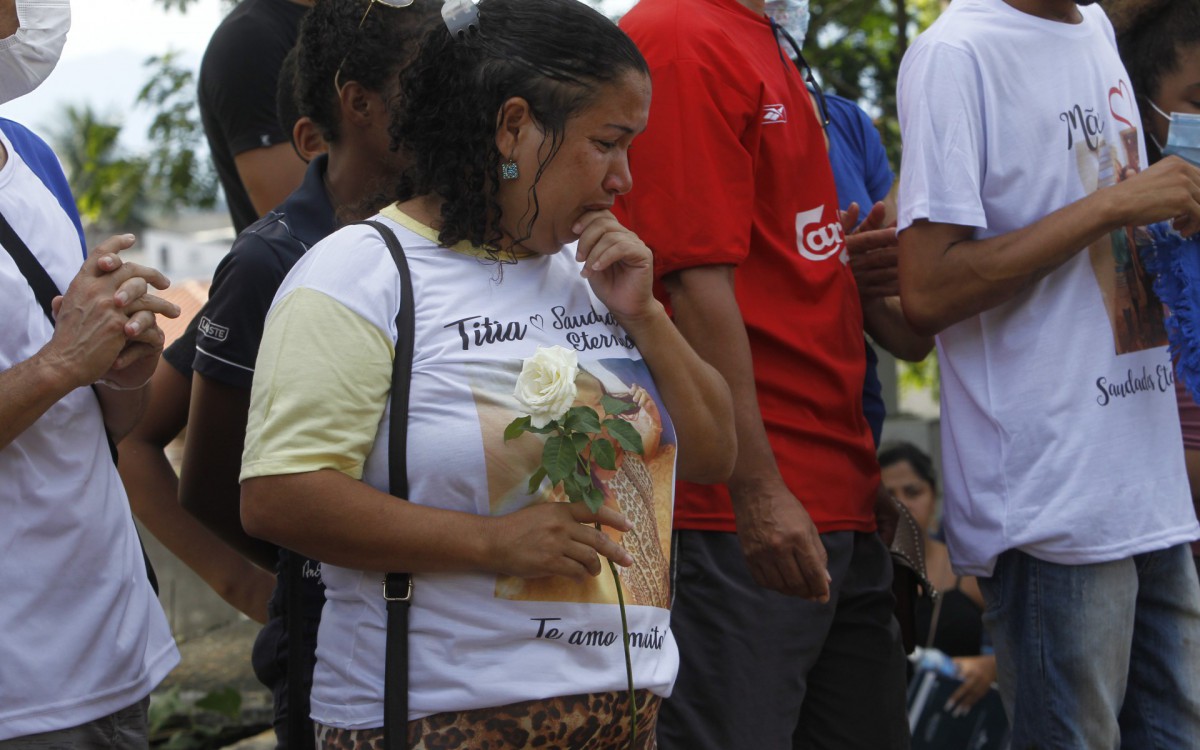Geral - Enterro de Geisa Celeste Correa de Souza, de 48 anos, vitima de bala perdida em Belfordo Roxo, na baixada fluminense. O sepultamento foi no Cemiterio Municipal de Belford Roxo (Cemiterio da Solidao), na tarde de hoje.