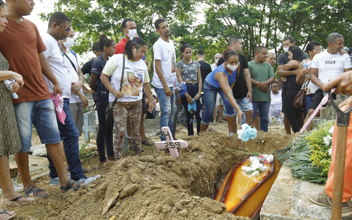 Geral - Enterro de Geisa Celeste Correa de Souza, de 48 anos, vitima de bala perdida em Belfordo Roxo, na baixada fluminense. O sepultamento foi no Cemiterio Municipal de Belford Roxo (Cemiterio da Solidao), na tarde de hoje.