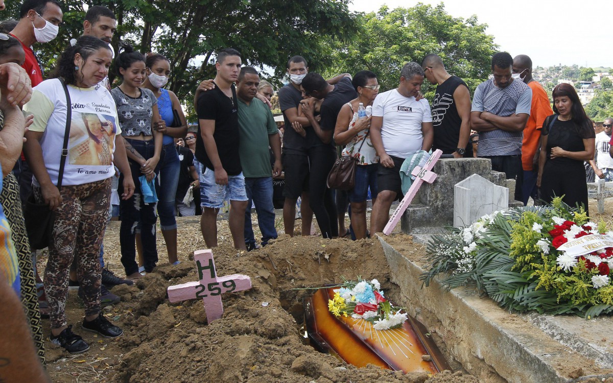 Geral - Enterro de Geisa Celeste Correa de Souza, de 48 anos, vitima de bala perdida em Belfordo Roxo, na baixada fluminense. O sepultamento foi no Cemiterio Municipal de Belford Roxo (Cemiterio da Solidao), na tarde de hoje. - Reginaldo Pimenta / Agencia O Dia