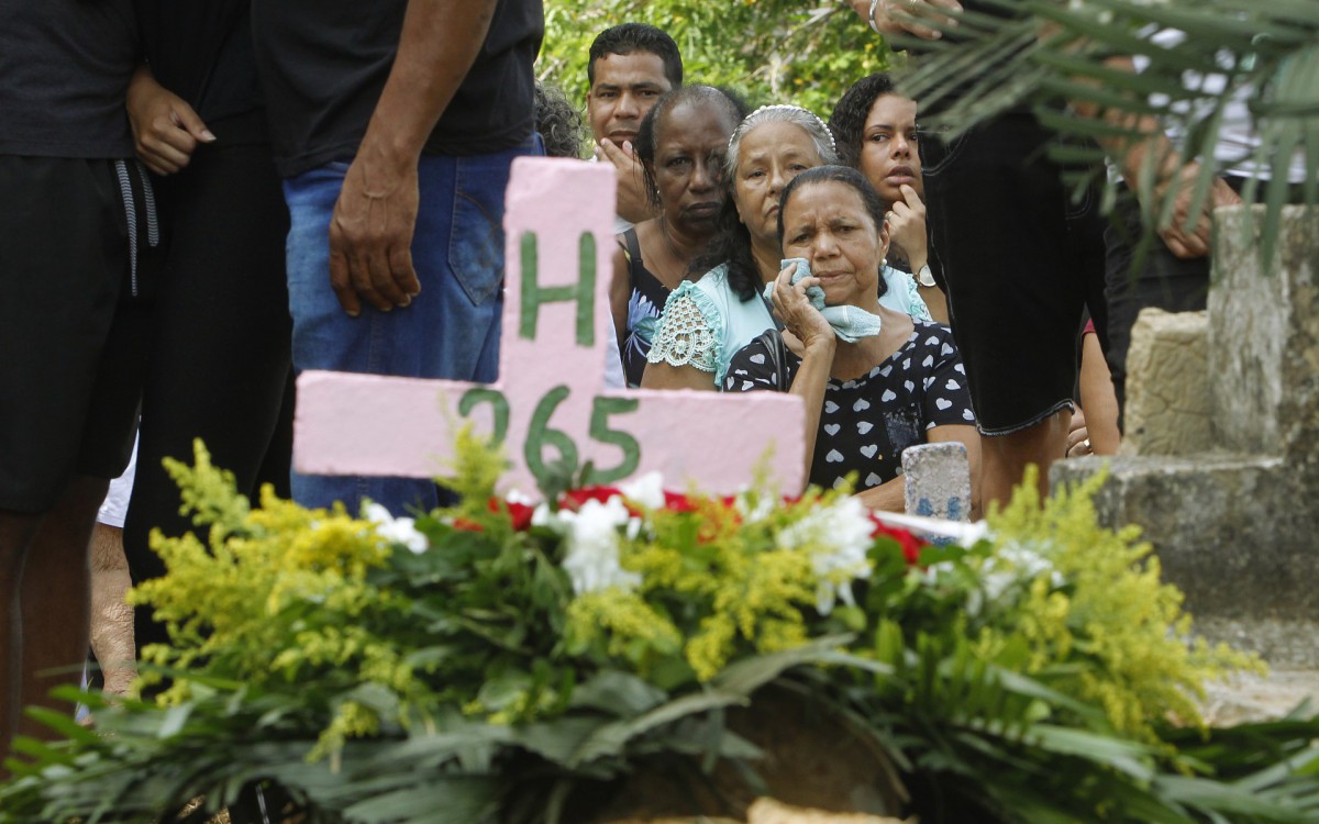 Geral - Enterro de Geisa Celeste Correa de Souza, de 48 anos, vitima de bala perdida em Belfordo Roxo, na baixada fluminense. O sepultamento foi no Cemiterio Municipal de Belford Roxo (Cemiterio da Solidao), na tarde de hoje.