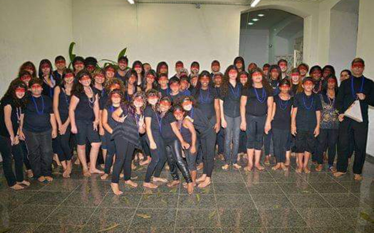 Moacyr Saraiva (&agrave; direita) e os integrantes do coral em uma apresenta&ccedil;&atilde;o especial pela passagem do Dia do &Iacute;ndio