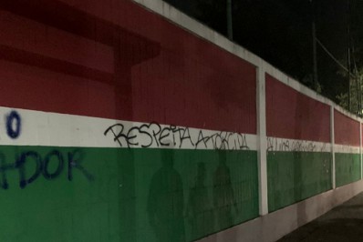 Muro das Laranjeiras amanhece pichado e torcedores mandam recado: 'A Sula é obrigação'