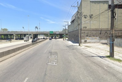 Acidente interdita faixa de pista lateral da Avenida Brasil
