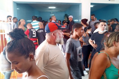 Enterro de vítima de bala perdida é marcado por forte emoção