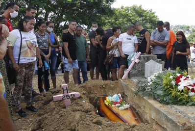 Enterro de vítima de bala perdida é marcado por forte emoção