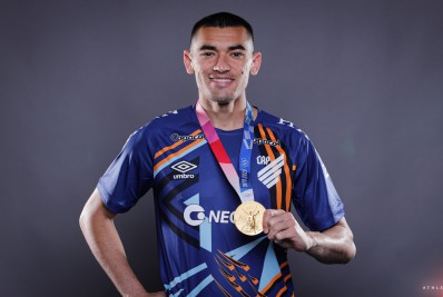 Na mira do Flamengo, goleiro Santos falha em jogo decisivo pelo Athletico-PR