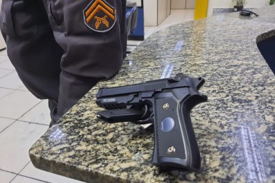 Simulacro de pistola é apreendido com homem em Araruama
