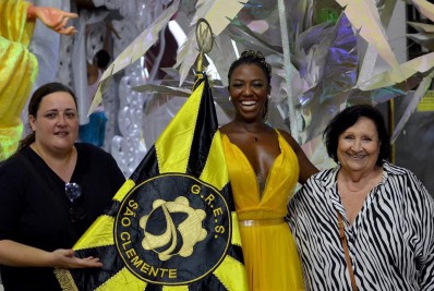 Mãe de Paulo Gustavo se emociona ao visitar barracão da São Clemente: 'Nota dez'