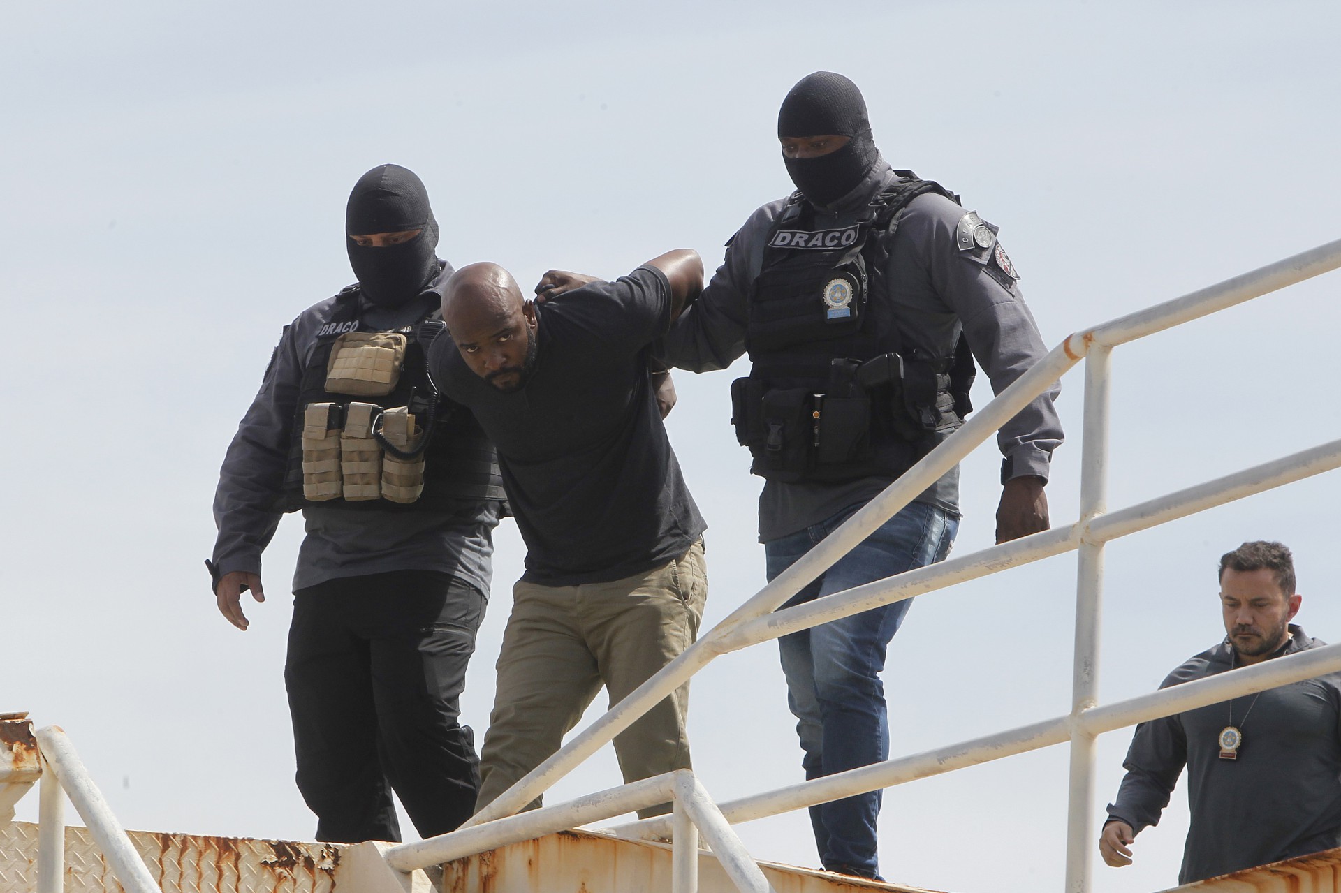 Rodrigo dos Santos, mais conhecido como Latrell, foi encaminhado à Cidade da Policia, no Jacaré de helicóptero - Fotos Reginaldo Pimenta