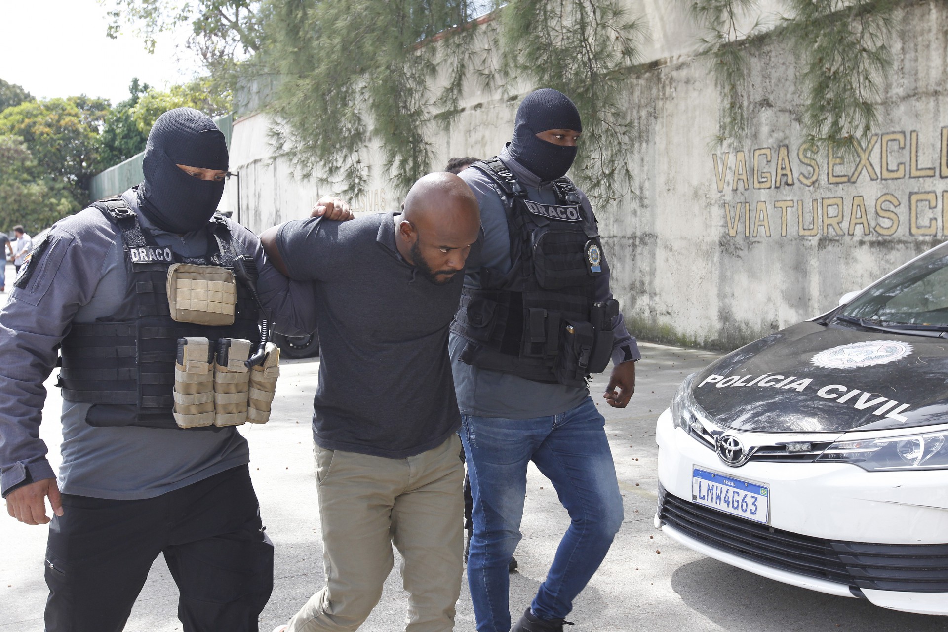 Rodrigo dos Santos, mais conhecido como Latrell, foi encaminhado à Cidade da Policia, no Jacaré de helicóptero - Reginaldo Pimenta / Agencia O Dia