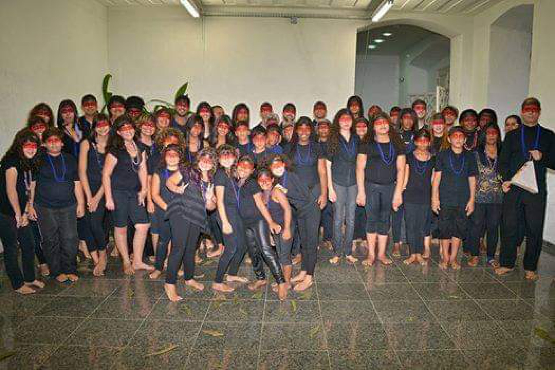 Moacir Saraiva (&agrave; direita) e os integrantes do coral em uma apresenta&ccedil;&atilde;o especial pela passagem do Dia do &Iacute;ndio - Foto: Divulga&ccedil;&atilde;o