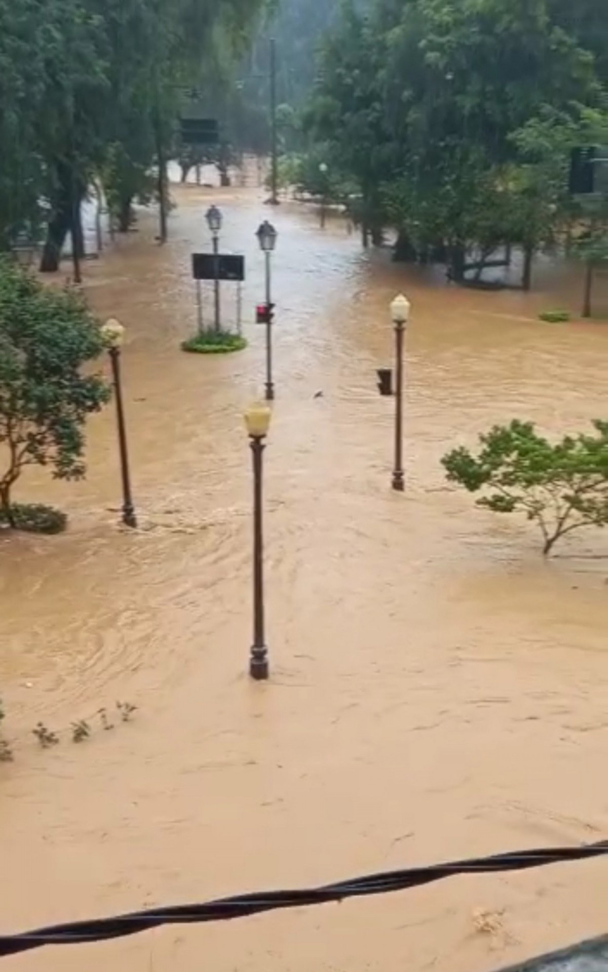 A cidade de Petrópolis apresenta diferentes trechos com alagamentos nas vias