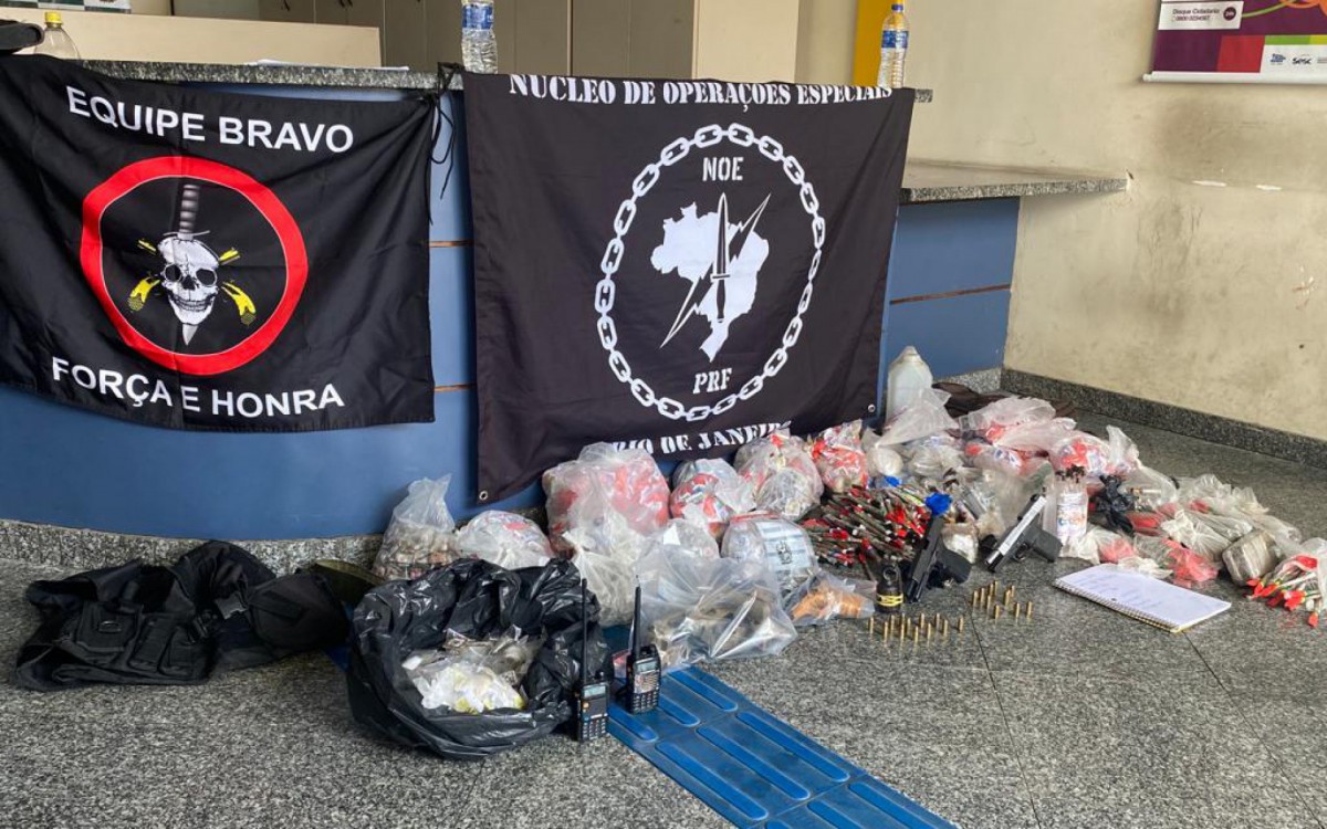 Equipes do Bope e da Polícia Rodoviária Federal apreenderam drogas às pampas no conjunto de favelas da Zona Norte e ainda recuperaram motos roubadas (no detalhe)