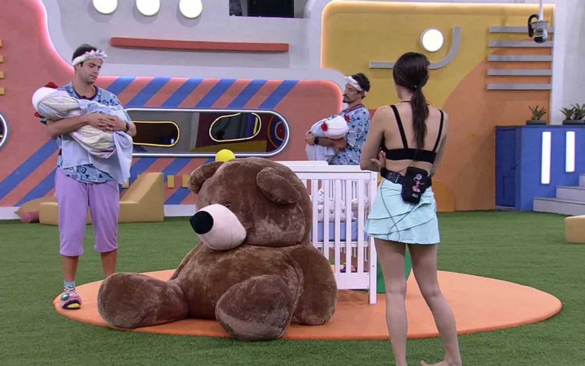 Gustavo e Eliezer foram escolhidos para cuidar de bebês chorões no Castigo do Monstro do 'BBB 22' - Reprodução/Globoplay