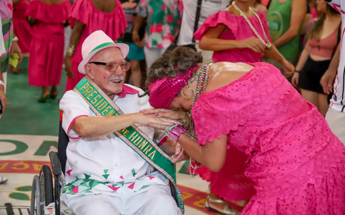 O presidente de honra da Mangueira, H&eacute;lio Turco, esteve no ensaio na quadra do &uacute;ltimo s&aacute;bado - Daniel Pinheiro