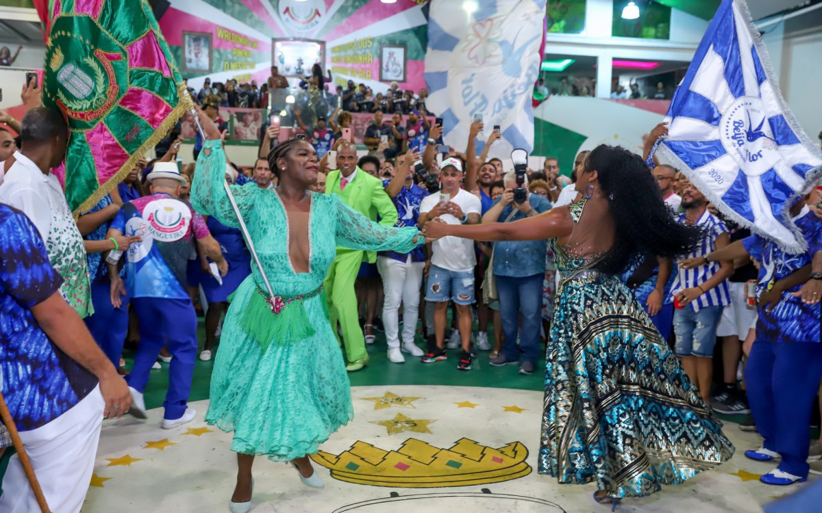 As porta-bandeiras D&eacute;bora de Almeida, da Mangueira, e Selminha Sorriso, da Beija-Flor representaram a uni&atilde;o das agremia&ccedil;&otilde;es na quadra - Daniel Pinheiro