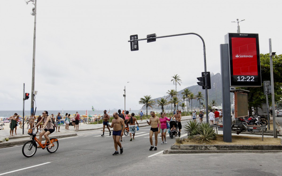 Movimentação na Praia de Ipanema, Zona Sul do Rio - Reginaldo Pimenta / Agencia O Dia