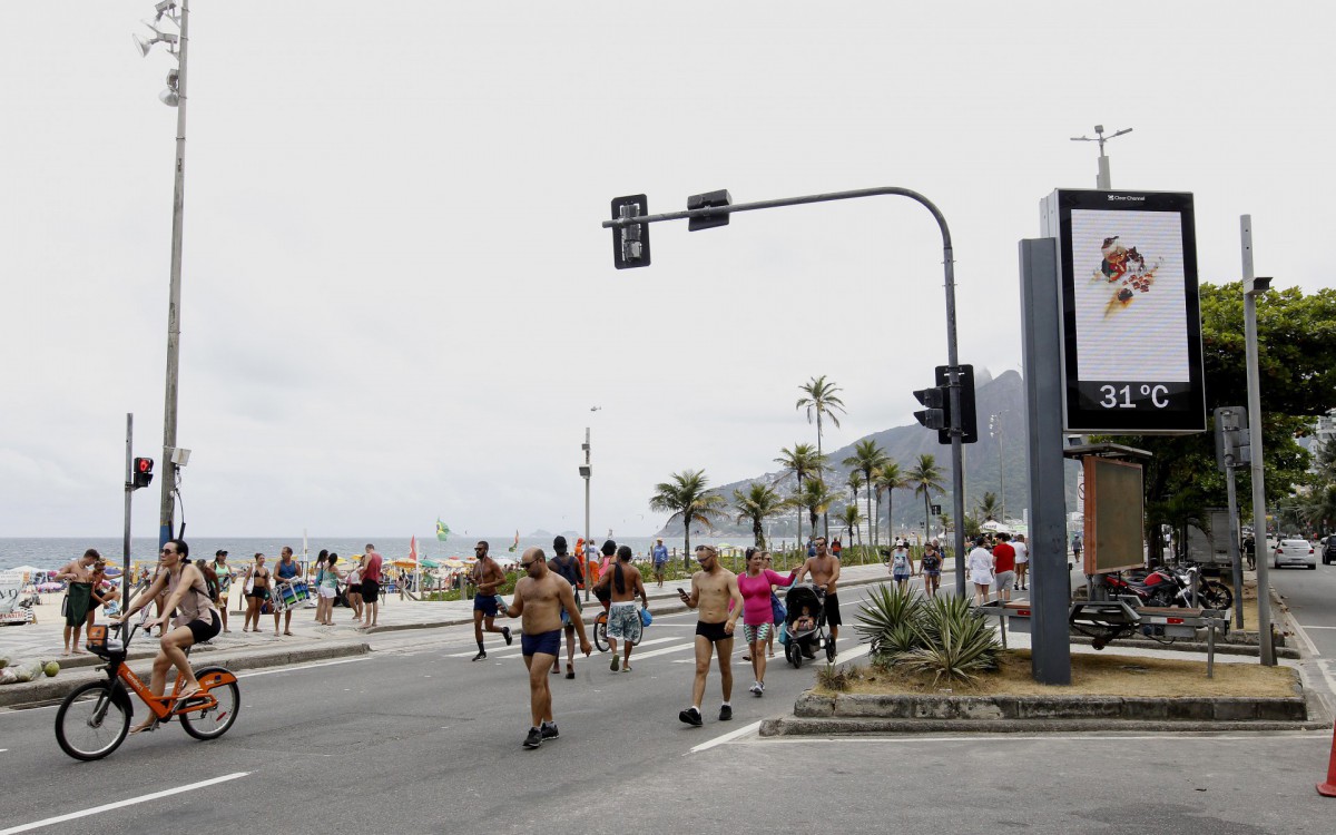 Movimentação na Praia de Ipanema, Zona Sul do Rio - Reginaldo Pimenta / Agencia O Dia