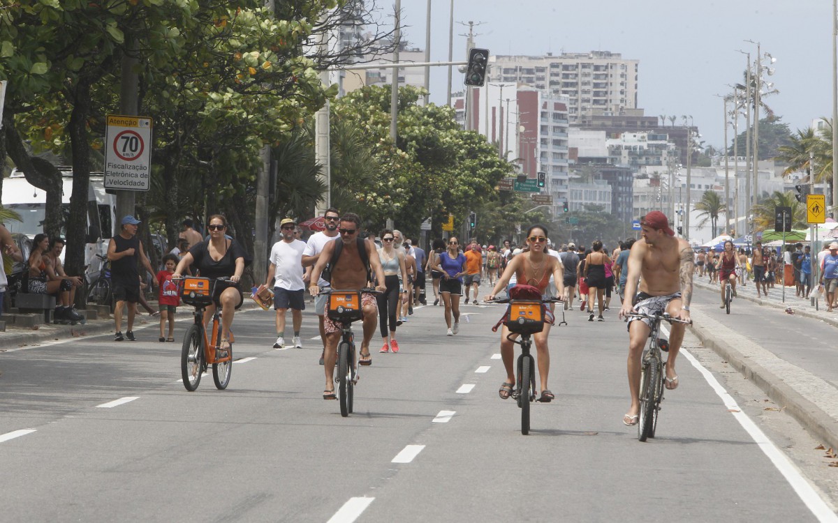 Movimentação na Praia de Ipanema, Zona Sul do Rio - Reginaldo Pimenta / Agencia O Dia