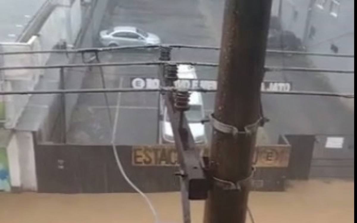 Pontos de alagamento já começam a ser registrados em Petrópolis na tarde deste domingo (20) - Reprodução