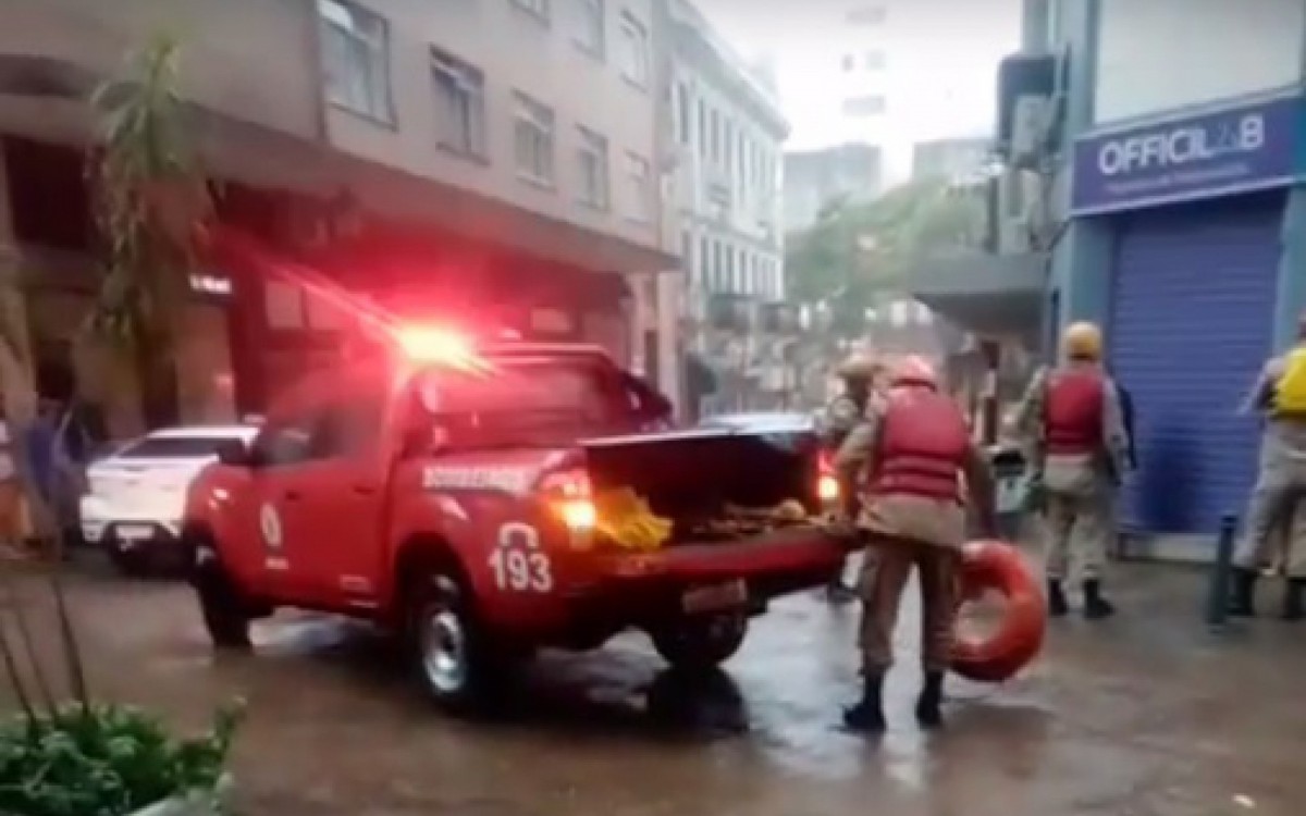Bombeiros j&aacute; foram acionados para atender ocorr&ecirc;ncias das chuvas deste domingo (20) - Reprodu&ccedil;&atilde;o