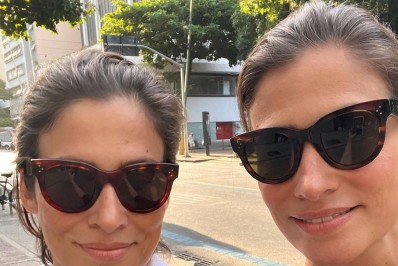 Renata Vasconcellos confunde seguidores ao posar com gêmea: 'Quem é quem?'