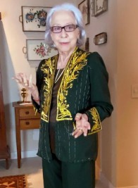 Fernanda Montenegro experimenta fardão para posse na Academia Brasileira de Letras