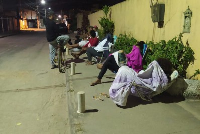 Trabalhadores fazem fila há dois dias para participar de processo seletivo de Cabo Frio