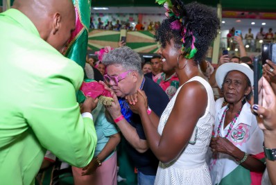 Mangueira recebe Maju Coutinho e integrantes da Beija-Flor em ensaio na quadra