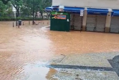 (VÍDEO) (FOTOS) Chove forte na tarde deste domingo no centro de Petrópolis e arredores