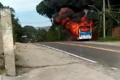 Ônibus fica destruído após pegar fogo em Barra do Piraí