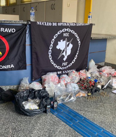 Equipes do Bope e da Polícia Rodoviária Federal apreenderam drogas às pampas no conjunto de favelas da Zona Norte e ainda recuperaram motos roubadas (no detalhe)