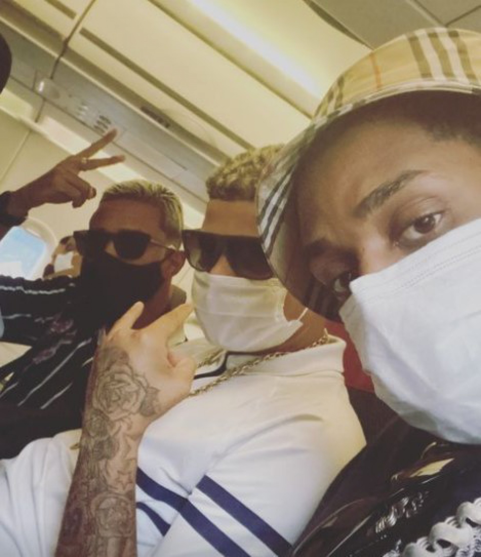 Após confusão no primeiro voo, rappers fazem postagem dentro de aeronave usando máscaras de proteção - Reprodução Instagram