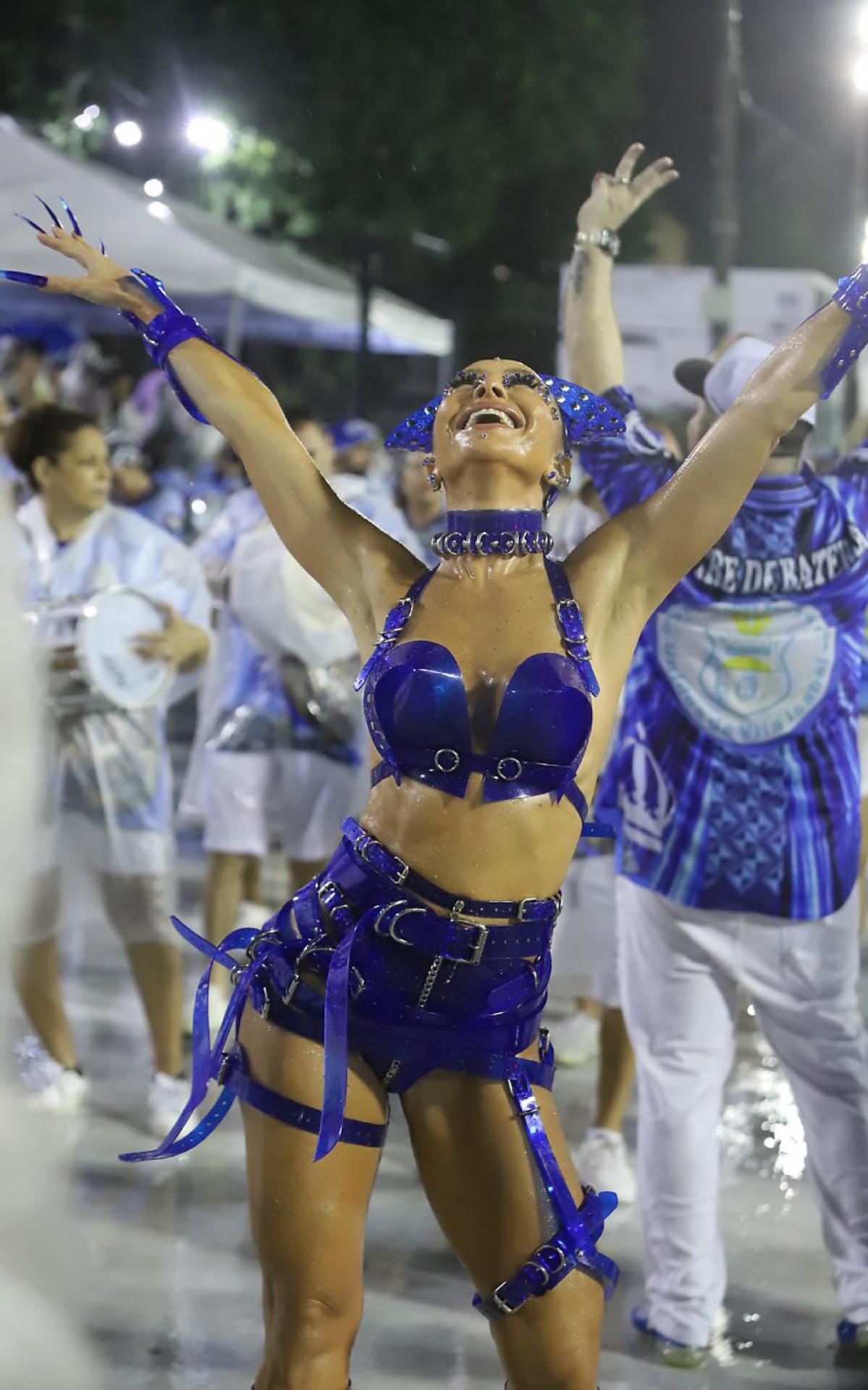 Sabrina Sato brilha no ensaio t&eacute;cnico da Unidos de Vila Isabel, no Samb&oacute;dromo, na noite deste domingo