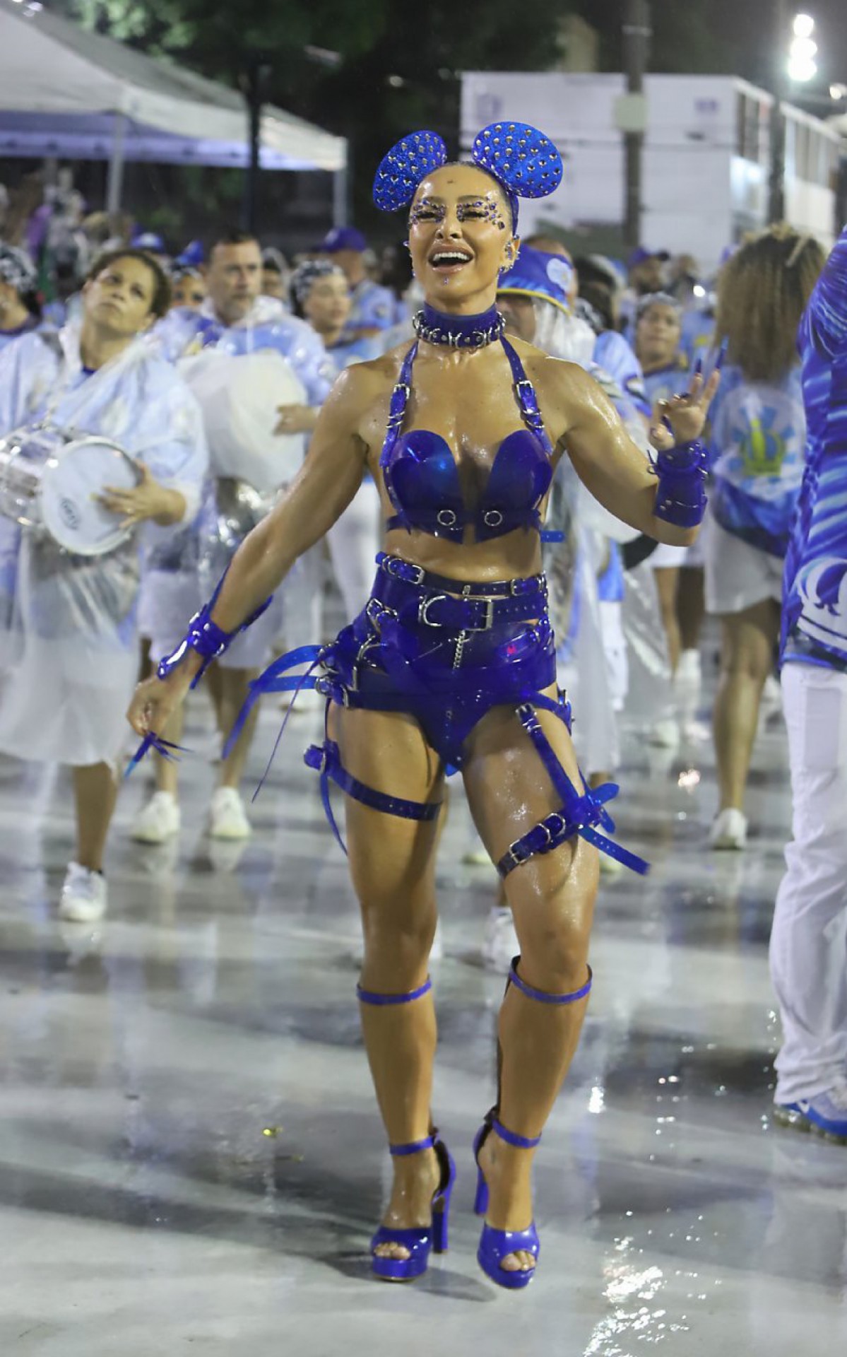 Sabrina Sato brilha no ensaio t&eacute;cnico da Unidos de Vila Isabel, no Samb&oacute;dromo, na noite deste domingo