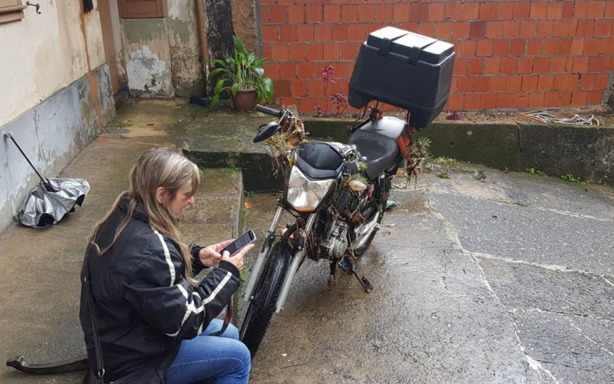 Mãe de Igor, Lúcia Querente Joia, encontra moto do filho levada pela chuva em Petrópolis - Marco Pereira/Agência O Dia