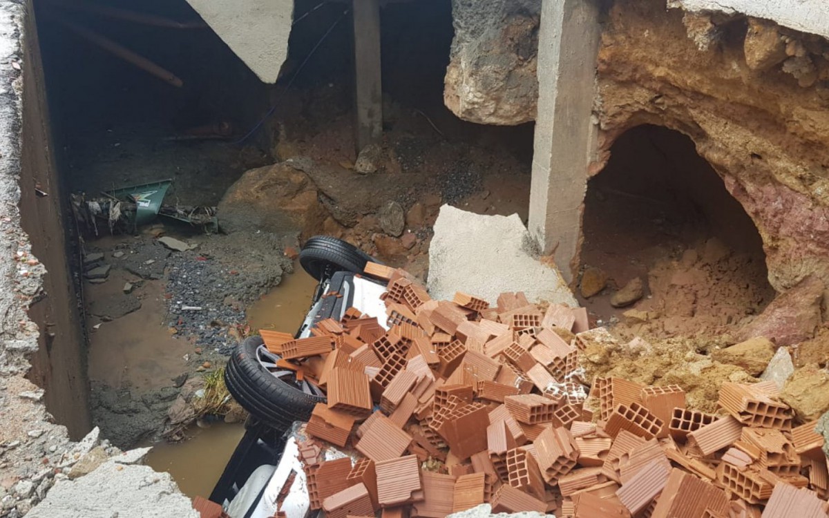 Galeria pluvial se abriu e engoliu carro e parte de pr&eacute;dio onde ficava f&aacute;brica de doces no bairro Quissam&atilde;, em Petr&oacute;polis