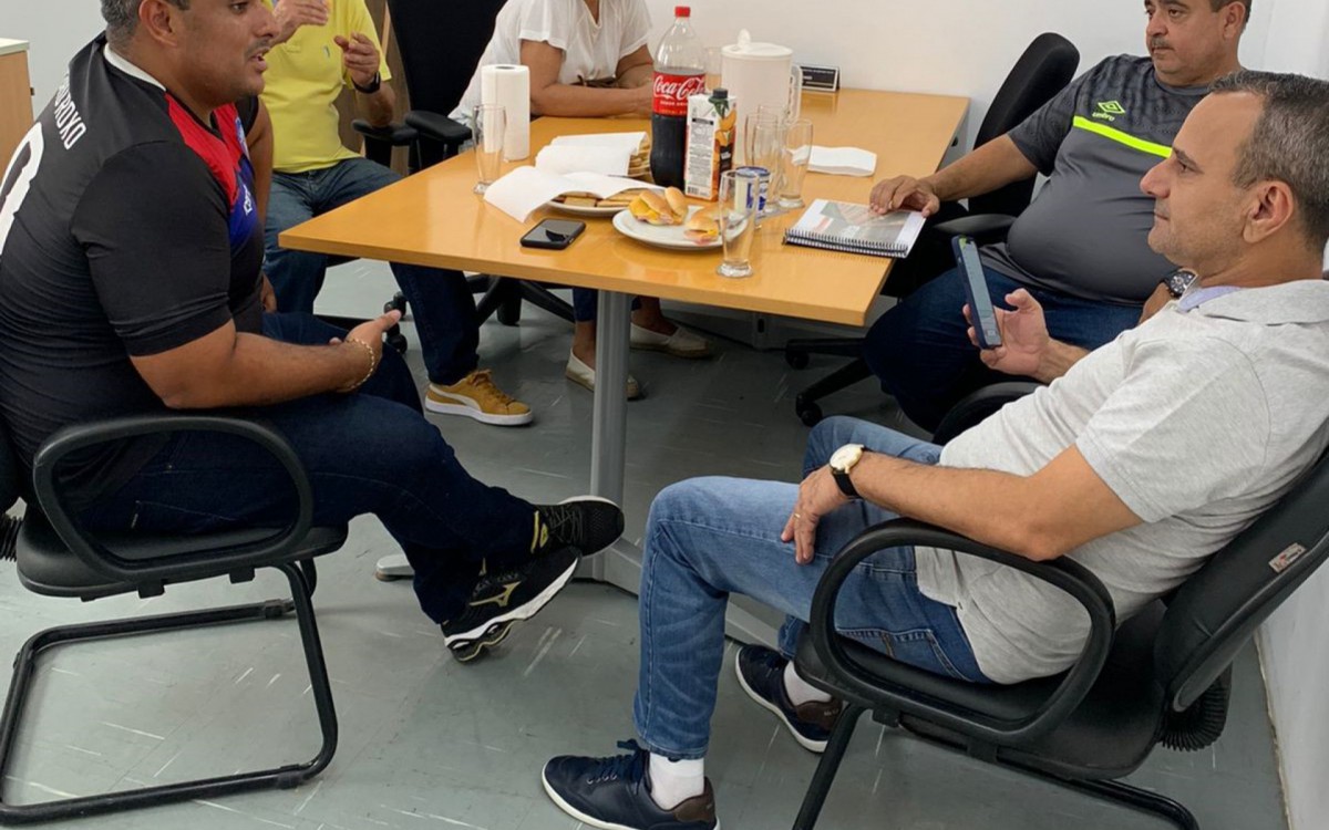 Prefeito Waguinho (&agrave; direita) prometeu obras na vila ol&iacute;mpica para aumentar o n&uacute;mero de atividades