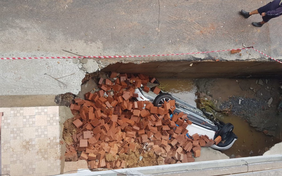 Rua do T&uacute;nel no bairro Quissam&atilde; tem diversas &aacute;reas isoladas onde se abriram crateras. Pelo menos tr&ecirc;s carros foram engolidos pelos buracos provocados pelo transbordamento de uma galeria