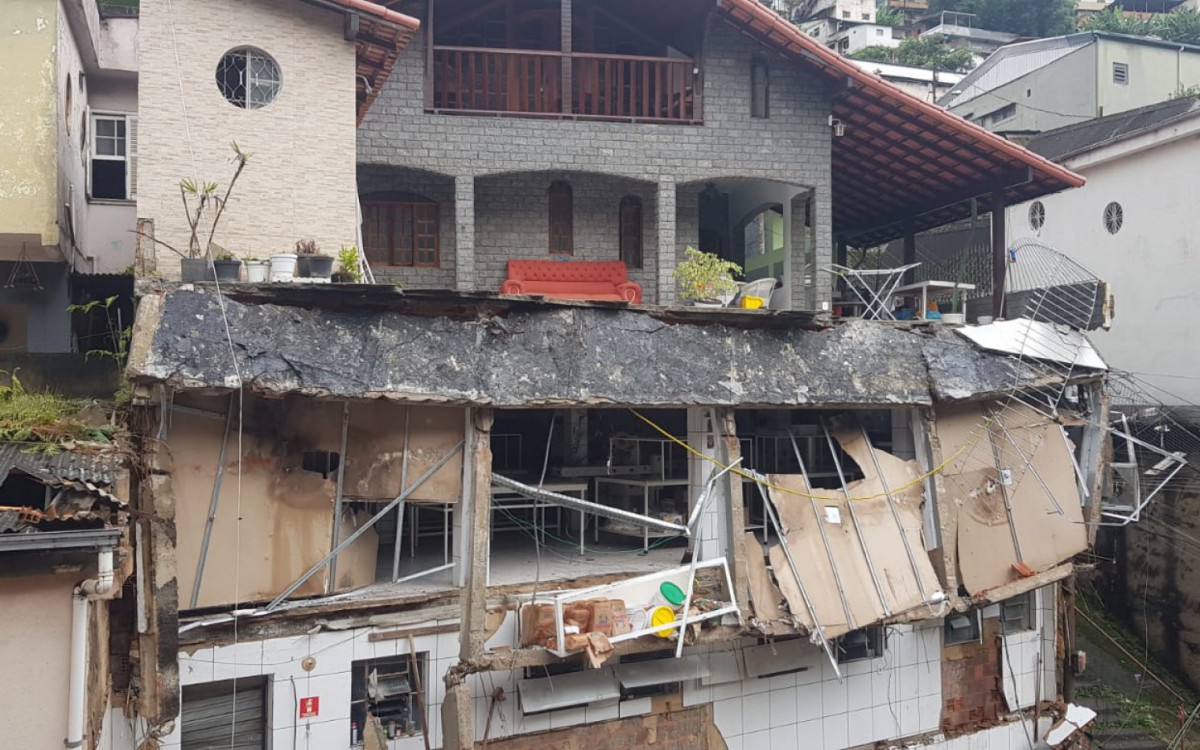 Galeria pluvial se abriu e engoliu carro e parte de pr&eacute;dio onde ficava f&aacute;brica de doces no bairro Quissam&atilde;, em Petr&oacute;polis