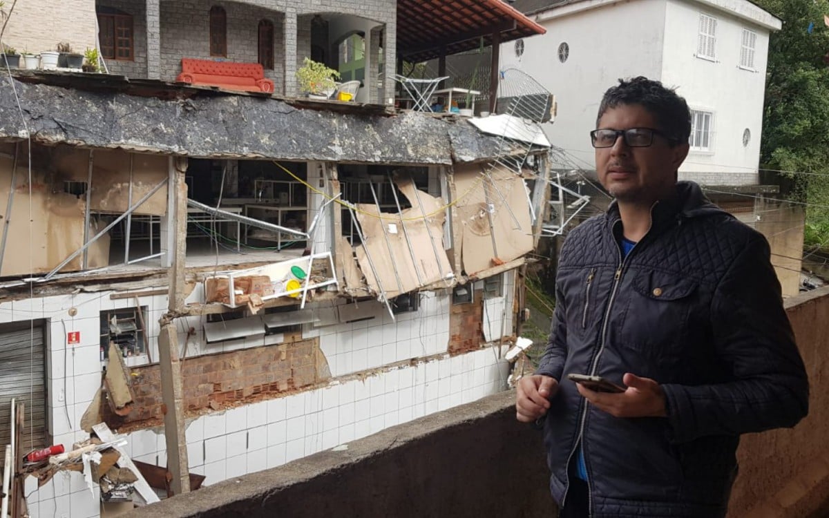 Ronan Passos, 43, conta momentos de terror vividos na hora do desabamento de prédio em frente a sua casa - Marco Pereira/Agência O Dia