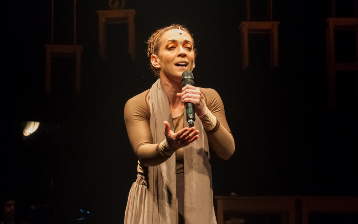 Laila Garin se divide nos papéis de Macabéa e Atriz no musical 'A Hora da Estrela ou O Canto de Macabéa' - Divulgação/Ariel Cavotti