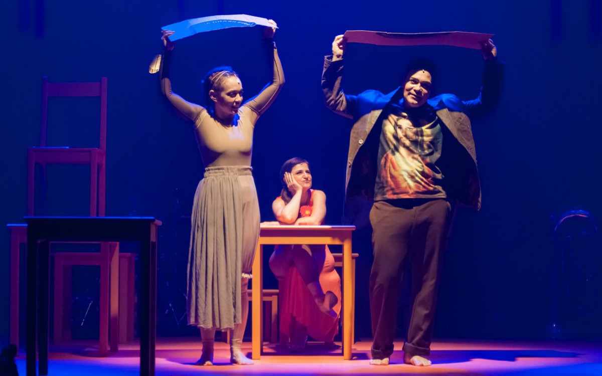 Laila Garin, Cláudia Ventura e Claudio Gabriel em cena no musical 'A Hora da Estrela ou O Canto de Macabéa' - Divulgação/Ariel Cavotti