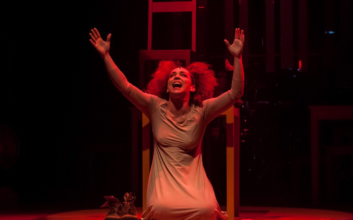 Laila Garin se divide nos papéis de Macabéa e Atriz no musical 'A Hora da Estrela ou O Canto de Macabéa' - Divulgação/Ariel Cavotti