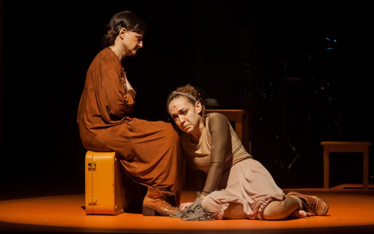 Laila Garin e Cláudia Ventura em cena no musical 'A Hora da Estrela ou O Canto de Macabéa' - Divulgação/Ariel Cavotti