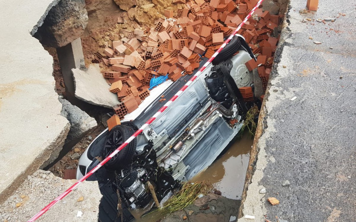 Rua do T&uacute;nel no bairro Quissam&atilde; tem diversas &aacute;reas isoladas onde se abriram crateras. Pelo menos tr&ecirc;s carros foram engolidos pelos buracos provocados pelo transbordamento de uma galeria