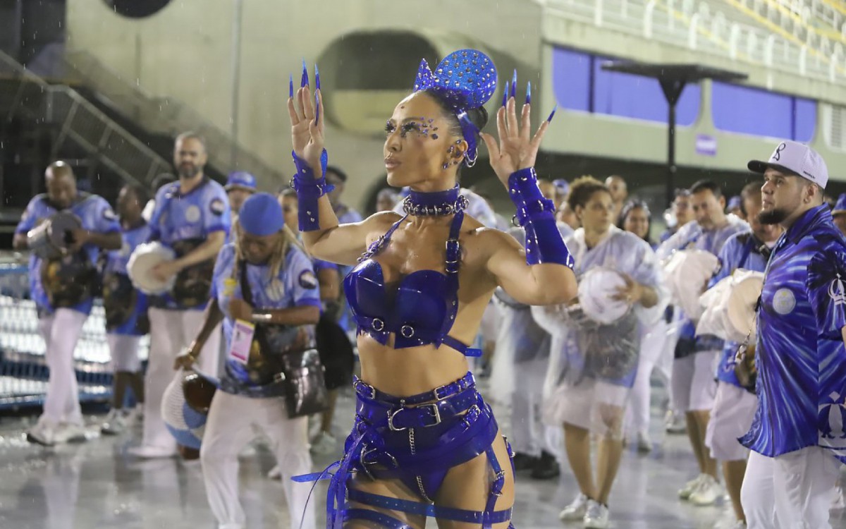 Sabrina Sato brilha no ensaio t&eacute;cnico da Unidos de Vila Isabel, no Samb&oacute;dromo, na noite deste domingo